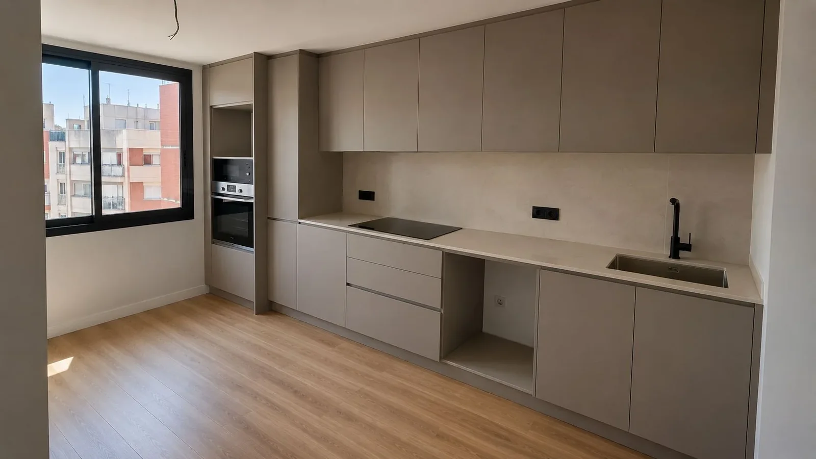 Cocina lineal reformada con muebles grises y encimera continua