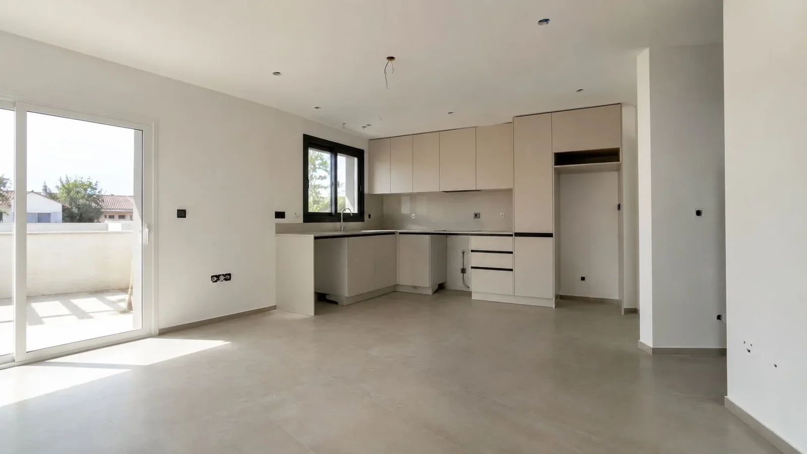 Salón y cocina reformados en vivienda de Alcoy