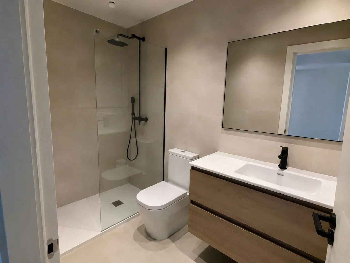 Baño reformado con ducha y mueble suspendido en Alcoy