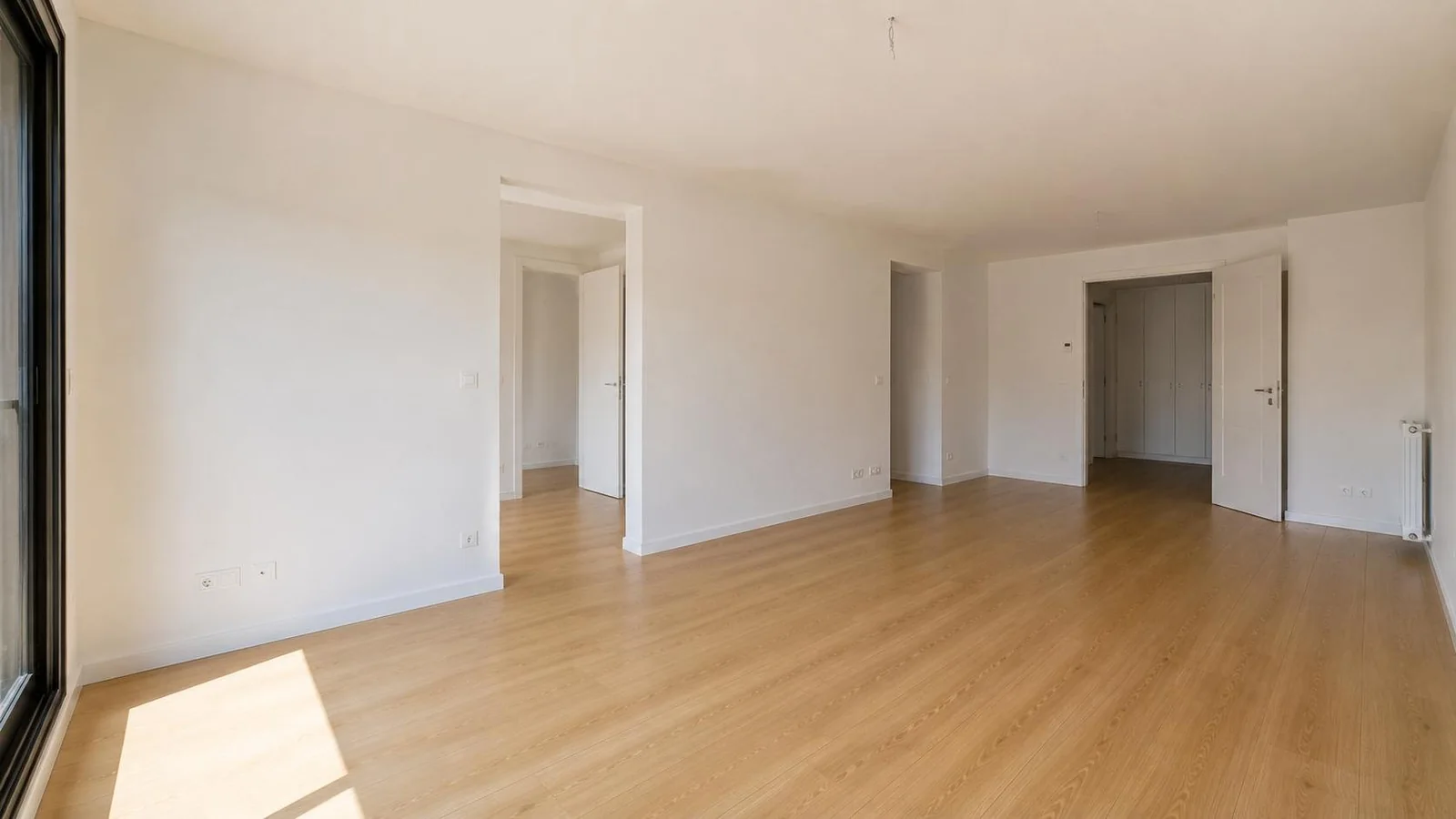 Salón reformado con suelo cálido y mucha luz natural